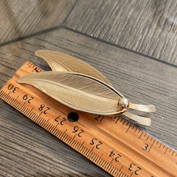 Vintage Double Leaf Gold-tone Pin with Faux Pearl Accent - Picture 11 of 16